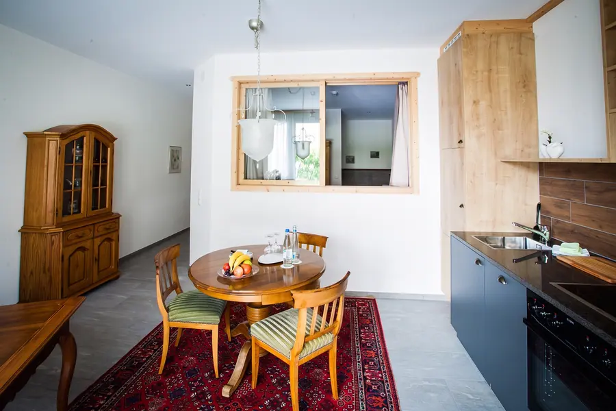 Cuisine ouverte d’un appartement avec table ronde