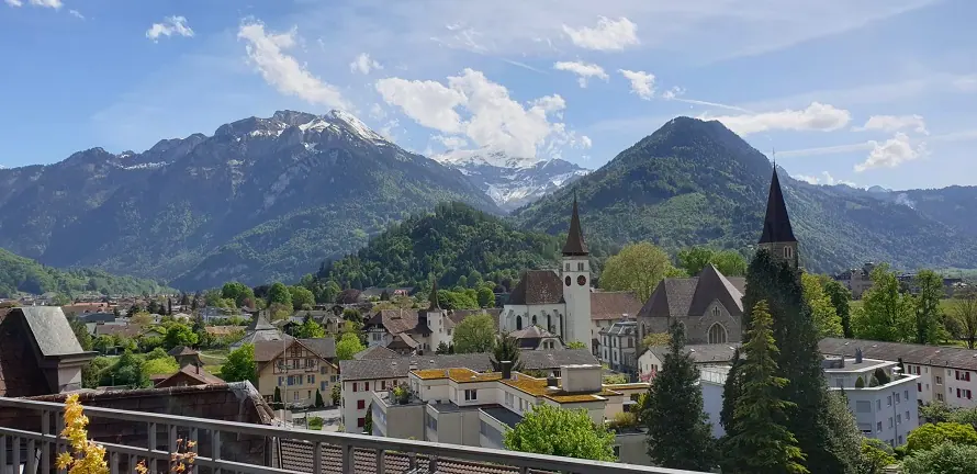 Blick über Interlaken auf die Berge