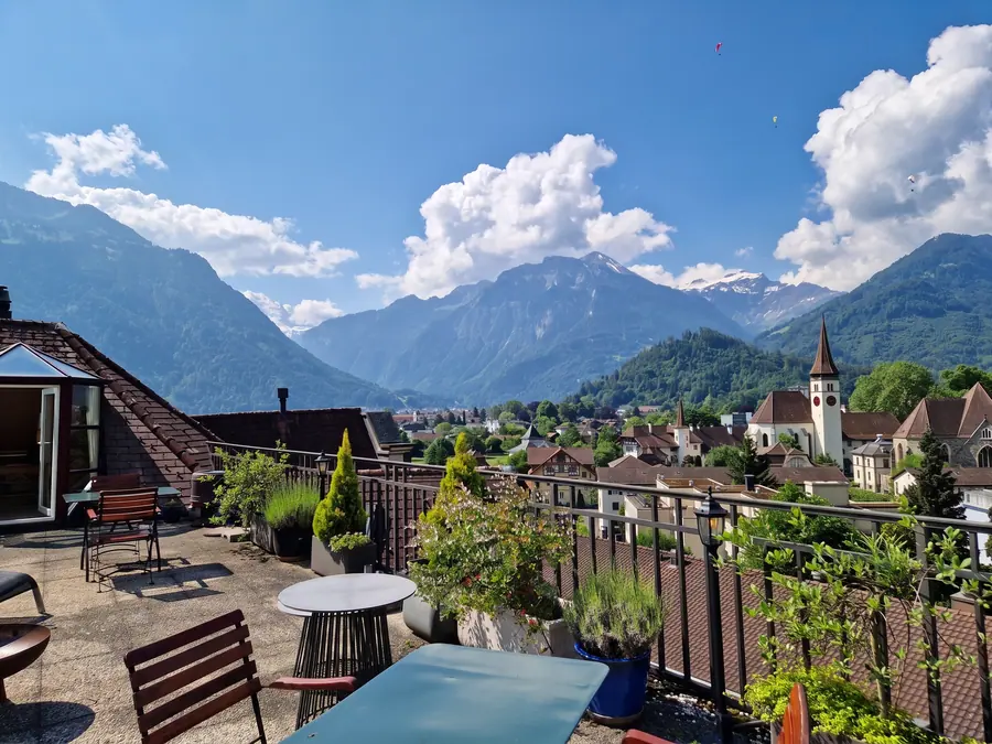 Blick von der Dachterrasse über Interlaken