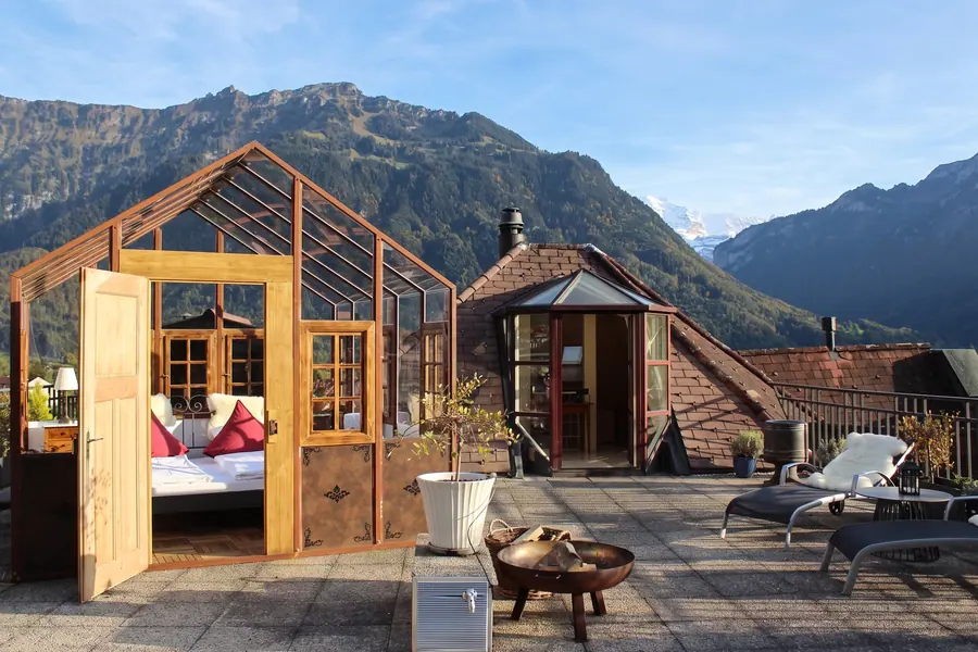 Glaspavillon mit Bett auf der Dachterrasse der Aarmühle-Suite