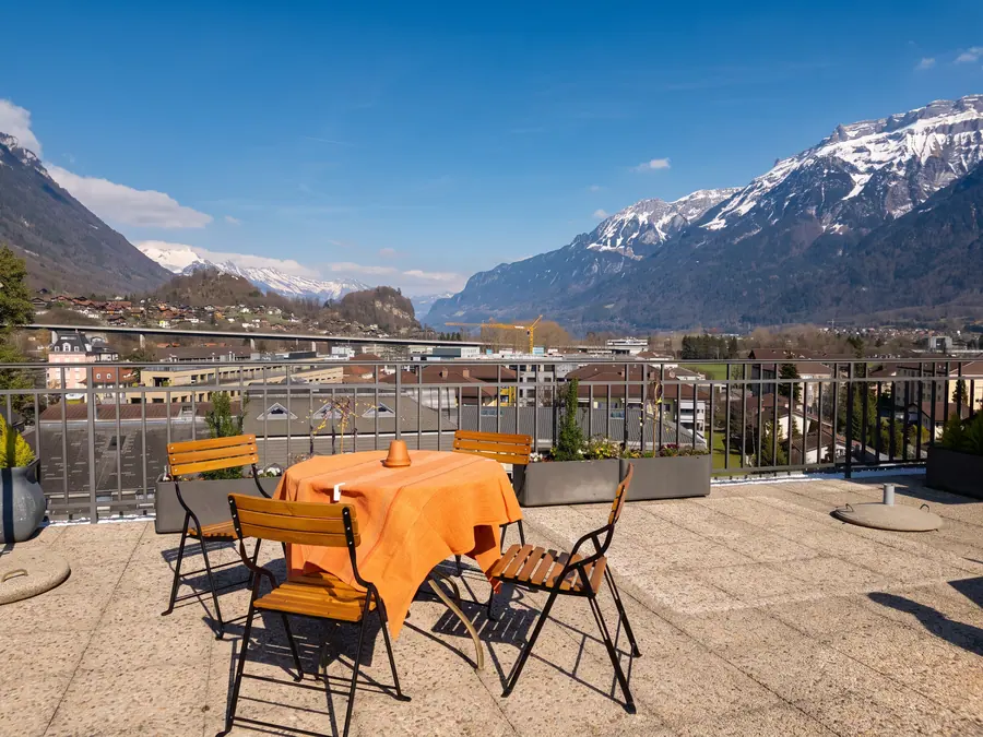 Gedeckter Tisch auf der Dachterrasse