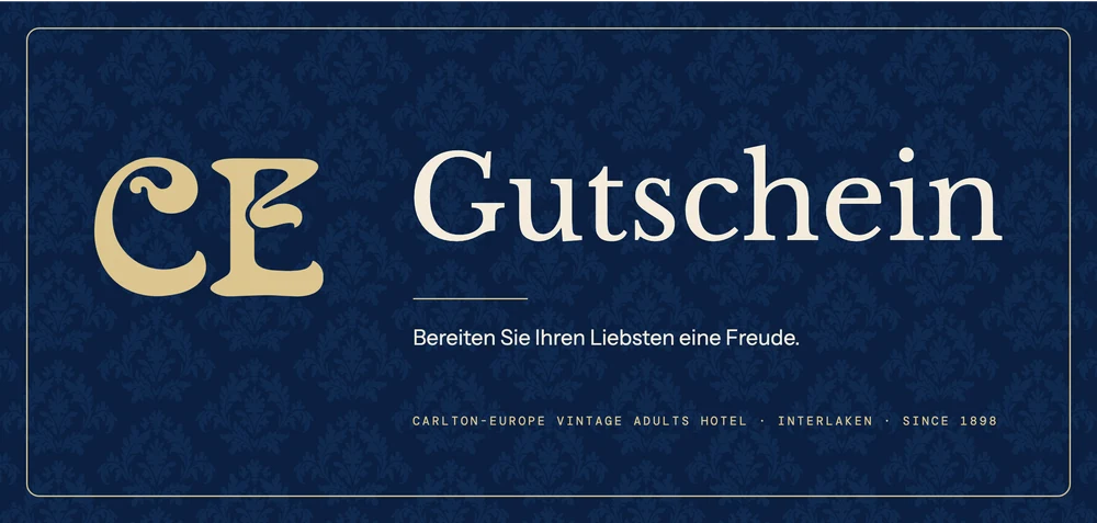 Gutschein des Carlton-Europe: dunkelblaue Karte mit dem Zeichen des Hauses, dahinter die Rückseite zum Ausfüllen