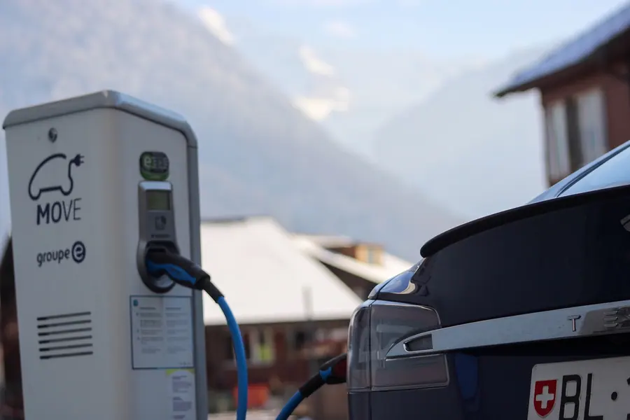 Elektroauto an der Ladestation vor dem Hotel