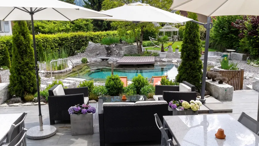 Sitzplatz im Hotelgarten