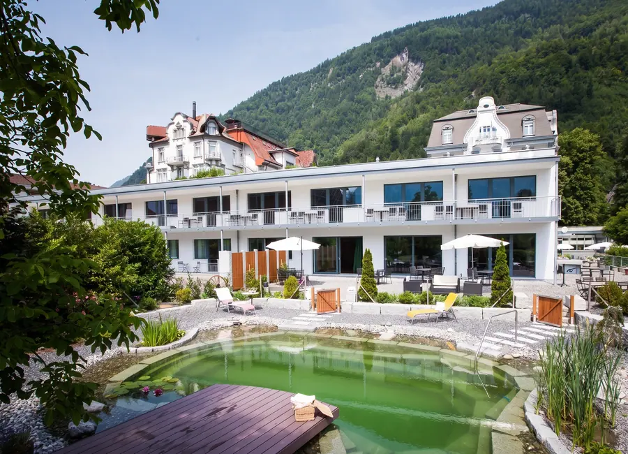Naturbadeteich im Hotelgarten