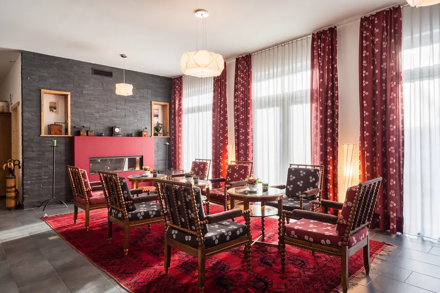 Hotelhalle mit roten Polsterstühlen