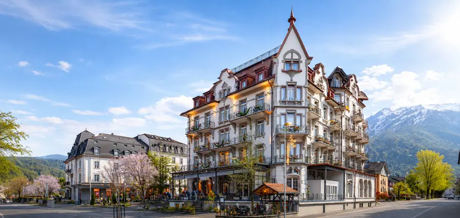 Das Carlton-Europe mit blühenden Bäumen