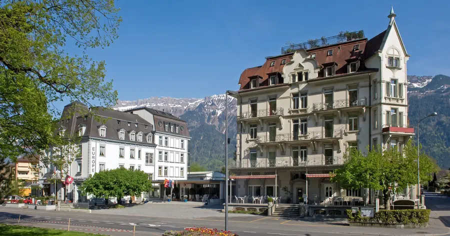 Das Carlton-Europe heute: links das Europe, rechts das Carlton mit Turm