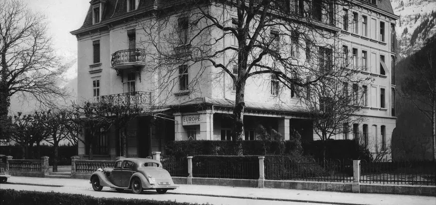Das Hotel Europe mit dem Schild «Europe Entrée», davor ein Wagen aus den Dreissigerjahren