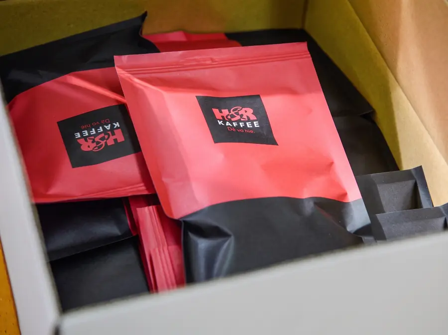 Sachets de café H&R dans un carton
