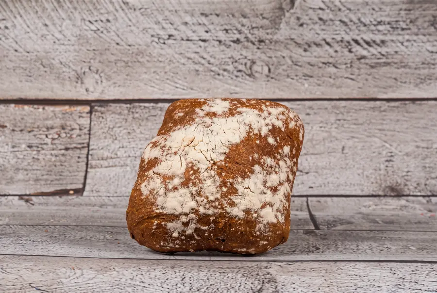 Pain Jungfrau fariné de la boulangerie Michel sur des planches en bois