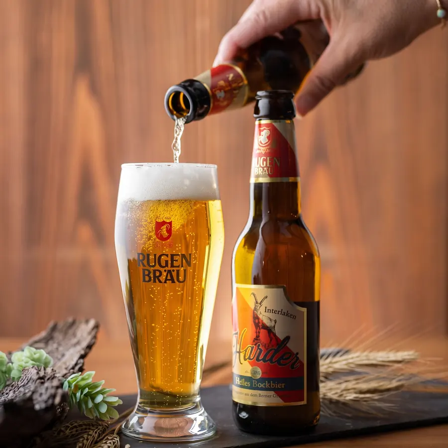 Rugenbräu versée de la bouteille dans un verre