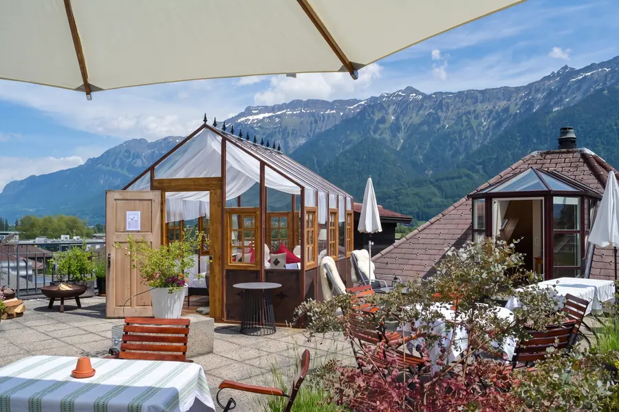 Glaspavillon und gedeckter Tisch auf der Dachterrasse