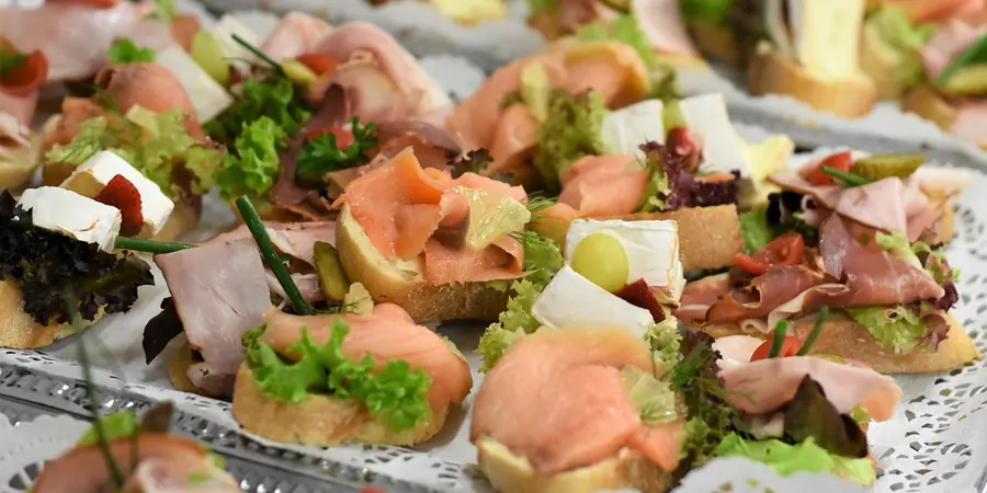 Aperitif platter with canapés