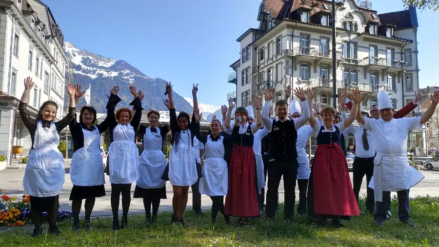 Das Team des Carlton-Europe jubelt vor dem Hotel