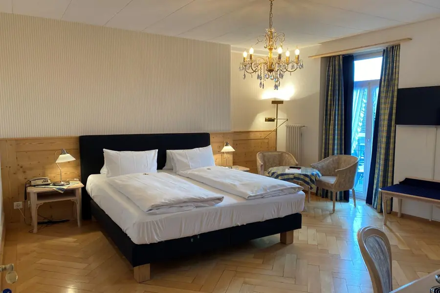 Chambre double Classic avec lustre et coin salon près de la fenêtre