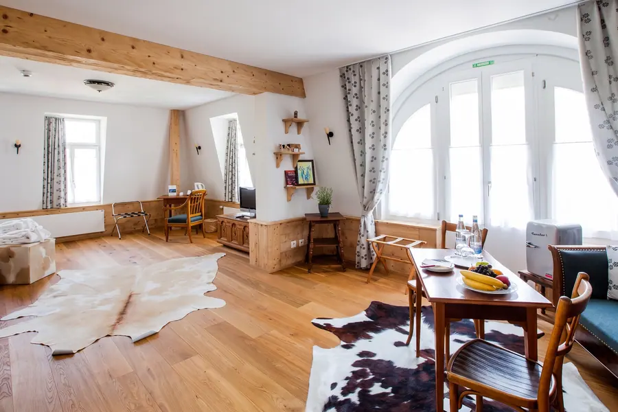 Espace séjour de la Signature Suite 452 avec poutres en bois