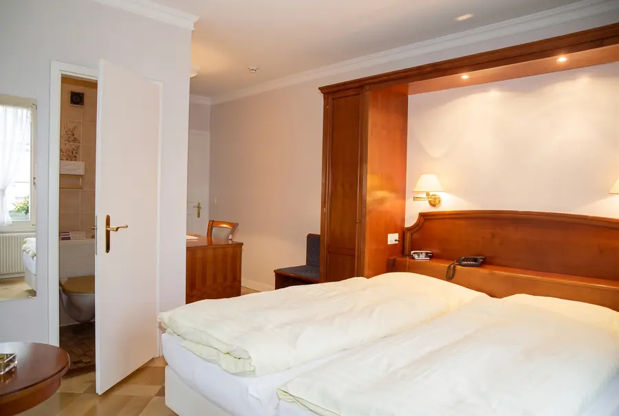 Chambre avec lit dans une alcôve en bois