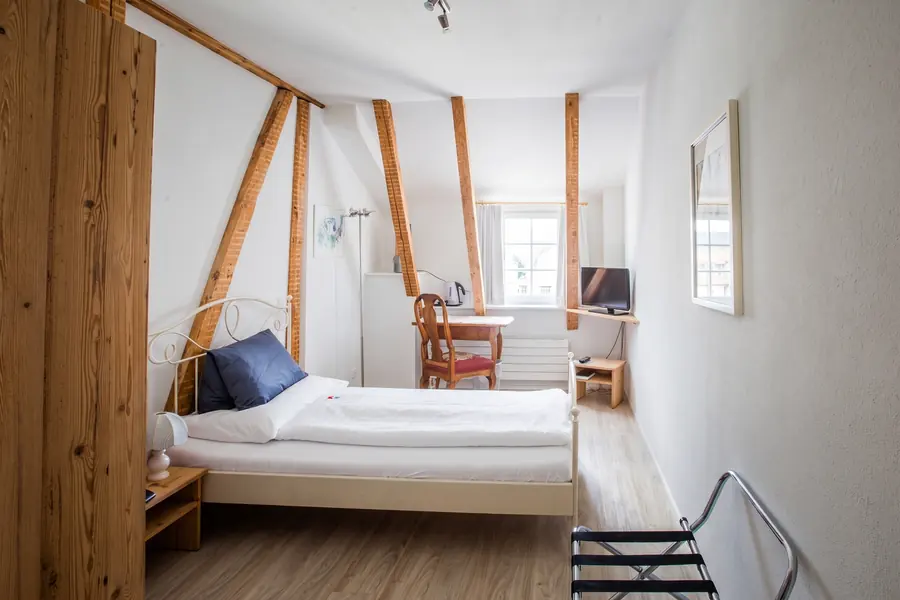 Chambre claire avec poutres en bois
