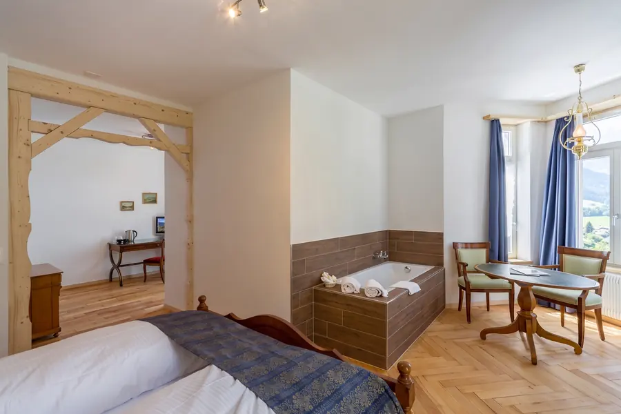 Chambre avec coin salon près de la fenêtre